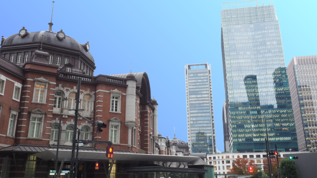 日本を代表するオフィス街の一つ東京駅丸の内北口の風景
